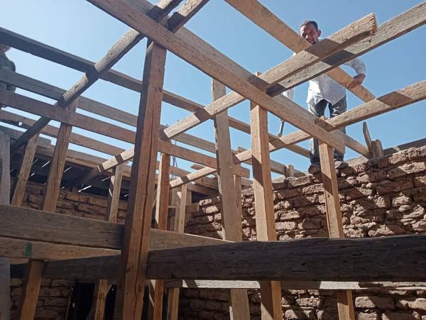 إزالة فك شدة خشبية مجهزة لصب سقف دور ثالث علوي بمنطقة الأقصر - الخليج الان