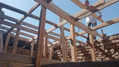 إزالة فك شدة خشبية مجهزة لصب سقف دور ثالث علوي بمنطقة الأقصر - الخليج الان