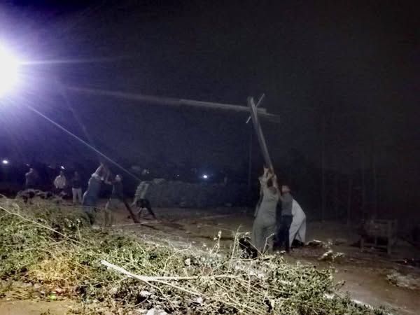 إزالة فك شدة خشبية مجهزة لصب سقف دور ثالث علوي بمنطقة الأقصر - الخليج الان