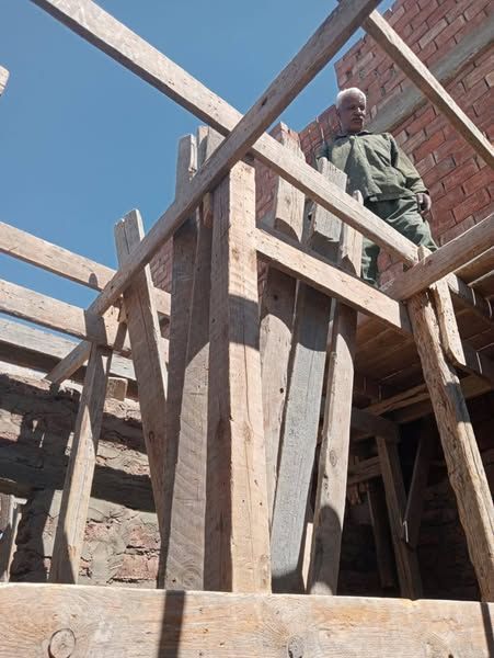 إزالة فك شدة خشبية مجهزة لصب سقف دور ثالث علوي بمنطقة الأقصر - الخليج الان