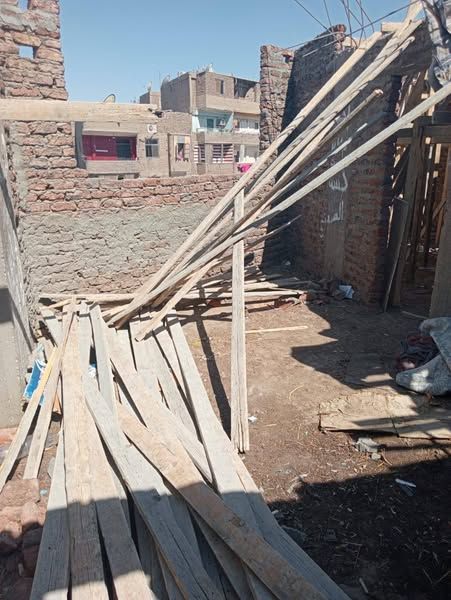 إزالة فك شدة خشبية مجهزة لصب سقف دور ثالث علوي بمنطقة الأقصر - الخليج الان
