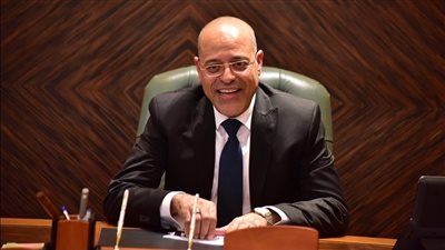 وزير العمل: عقود العمل إلزامية وتضمن الأجر العادل والتأمينات - الخليج الان