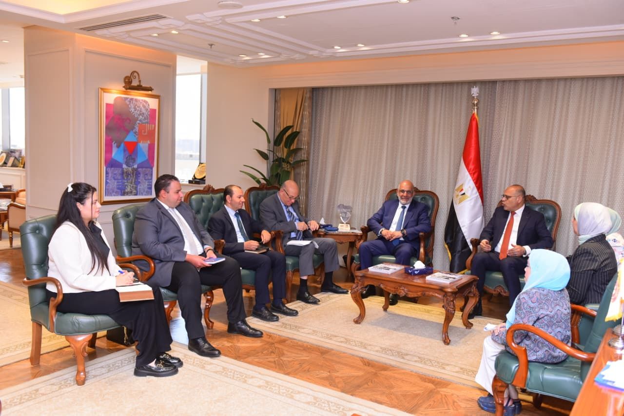 وزير العمل يستقبل وفدًا من مجموعة البنك الدولي لبحث تفعيل التعاون في المجالات المشتركة - الخليج الان