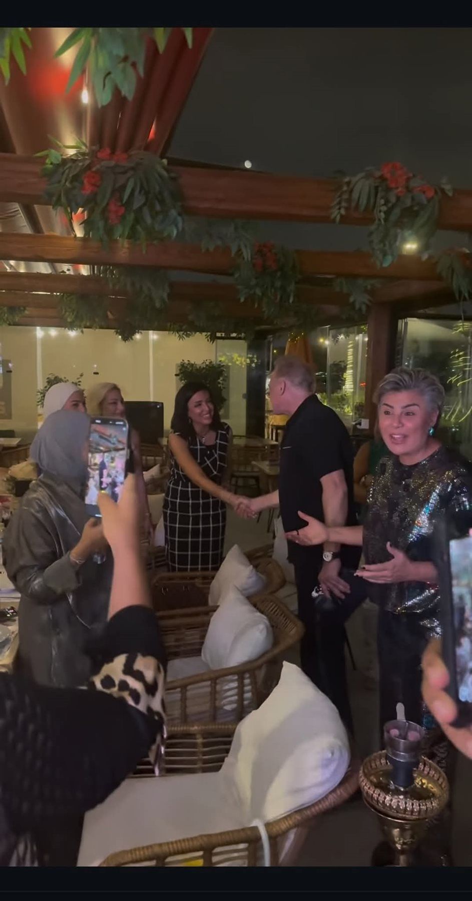 بحضور بوسي شلبي ومفيدة.. أول ظهور للمخرج عمر زهران بعد خروجه من السجن - الخليج الان