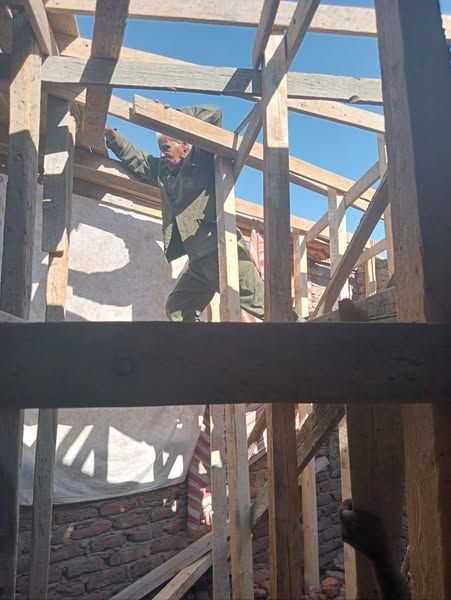 إزالة فك شدة خشبية مجهزة لصب سقف دور ثالث علوي بمنطقة الأقصر - الخليج الان