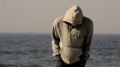 شاب يصاب بسكتة دماغية بسبب الهاتف.. والسبب «انحناء الرقبة» - الخليج الان