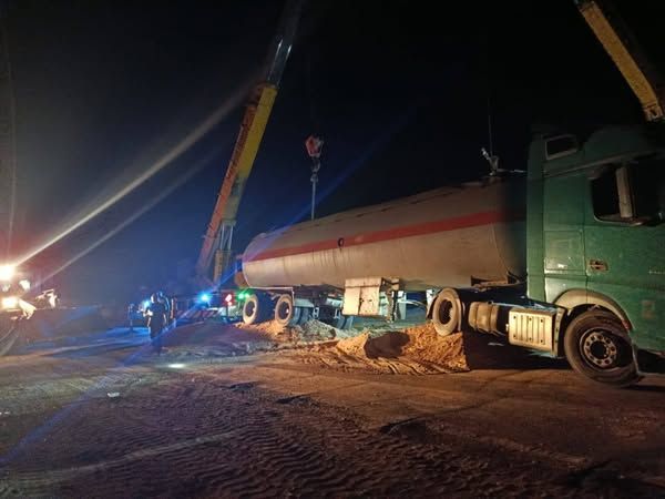 محافظ الأقصر يوجه بسرعة إنقاذ تانك بوتاجاز بعد انقـ ـلاب تريلا بطريق الرزيقات – الوادي الجديد - الخليج الان