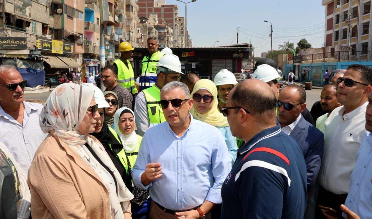 محافظ الإسماعيلية في جولة مفاجئة بسوق الجمعة: "سلامة الناس وأكل عيشهم أهم" - الخليج الان