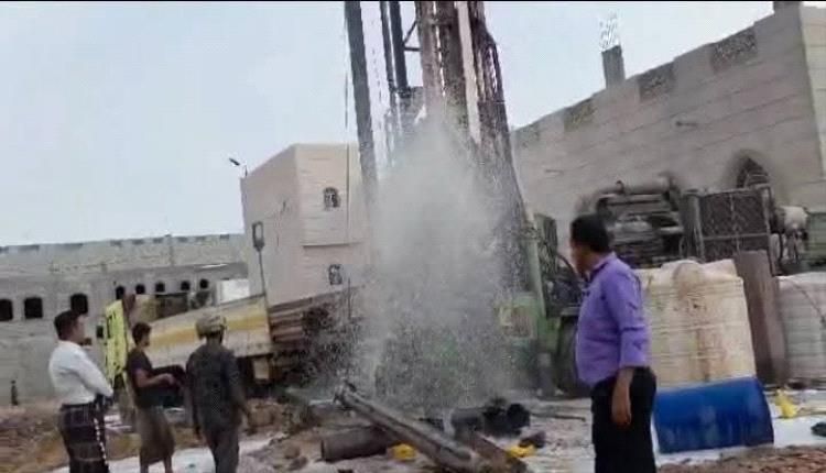 مدير عام الروضة في زيارة تفقدية لمشروع حفر بئر إرتوازية لمشروع مياه الروضة