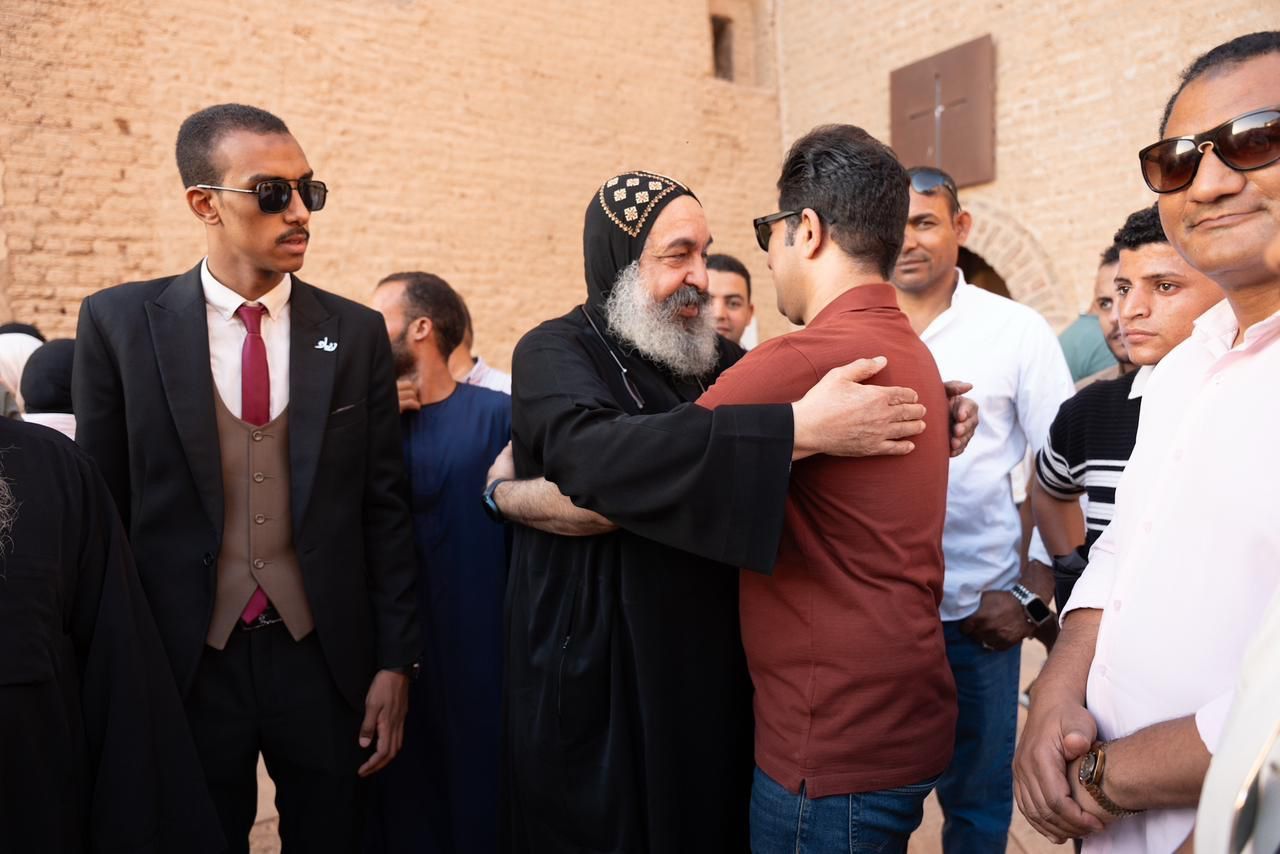 جولة تاريخية.. نائب محافظ سوهاج يصطحب 300 شاب وفتاة لزيارة أعرق الأديرة القبطية - الخليج الان