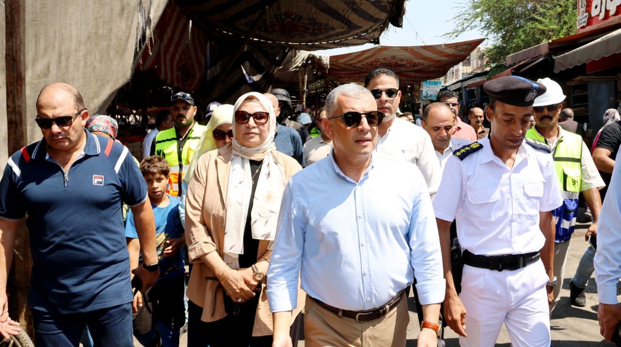 محافظ الإسماعيلية في جولة مفاجئة بسوق الجمعة: "سلامة الناس وأكل عيشهم أهم" - الخليج الان