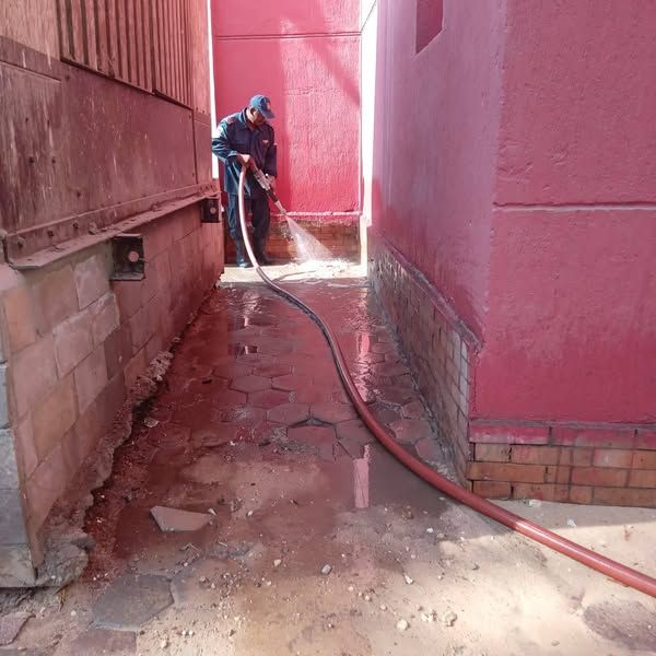 إستكمال أعمال ترميم الأرصفة وبلاط الإنترلوك في مدينة الأقصر - الخليج الان