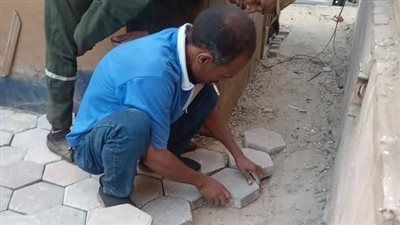 إستكمال أعمال ترميم الأرصفة وبلاط الإنترلوك في مدينة الأقصر - الخليج الان