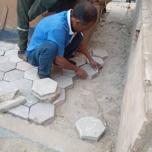 إستكمال أعمال ترميم الأرصفة وبلاط الإنترلوك في مدينة الأقصر - الخليج الان