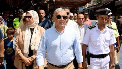 محافظ الإسماعيلية في جولة مفاجئة بسوق الجمعة: "سلامة الناس وأكل عيشهم أهم" - الخليج الان