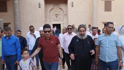 جولة تاريخية.. نائب محافظ سوهاج يصطحب 300 شاب وفتاة لزيارة أعرق الأديرة القبطية - الخليج الان