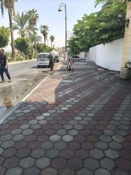 إستكمال أعمال ترميم الأرصفة وبلاط الإنترلوك في مدينة الأقصر - الخليج الان