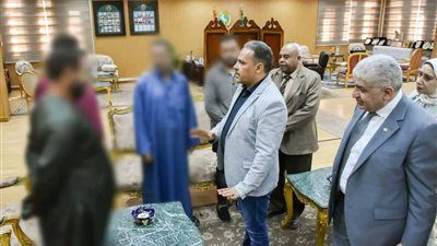 محافظ الشرقية يسلم مساعدات مالية لأسر ضحايا ومصابي حادث انهيار عقار وشرفة آخرى بشارع مولد النبي - الخليج الان