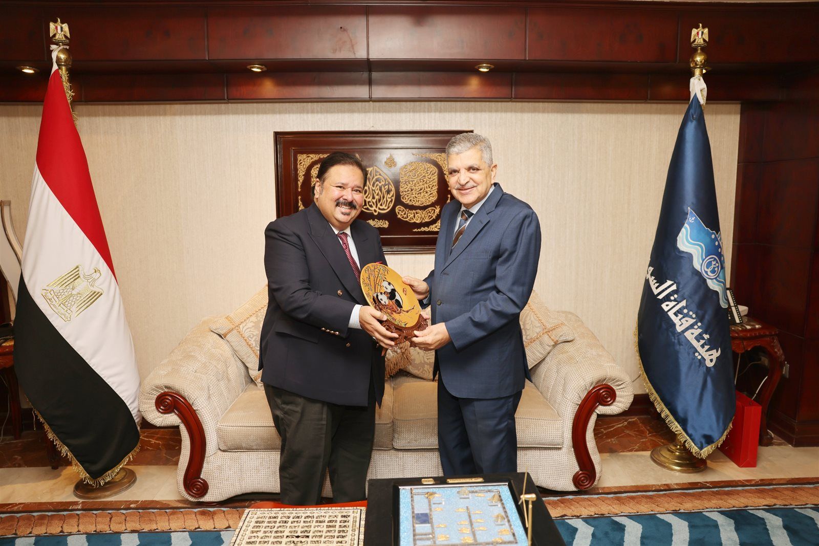 قناة السويس تبحث شراكة ثلاثية مع الصين وكندا لتعزيز الأمن الغذائي - الخليج الان