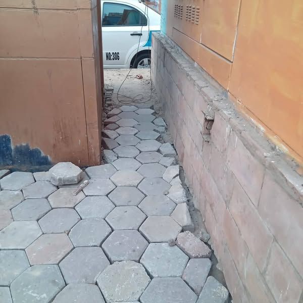 إستكمال أعمال ترميم الأرصفة وبلاط الإنترلوك في مدينة الأقصر - الخليج الان