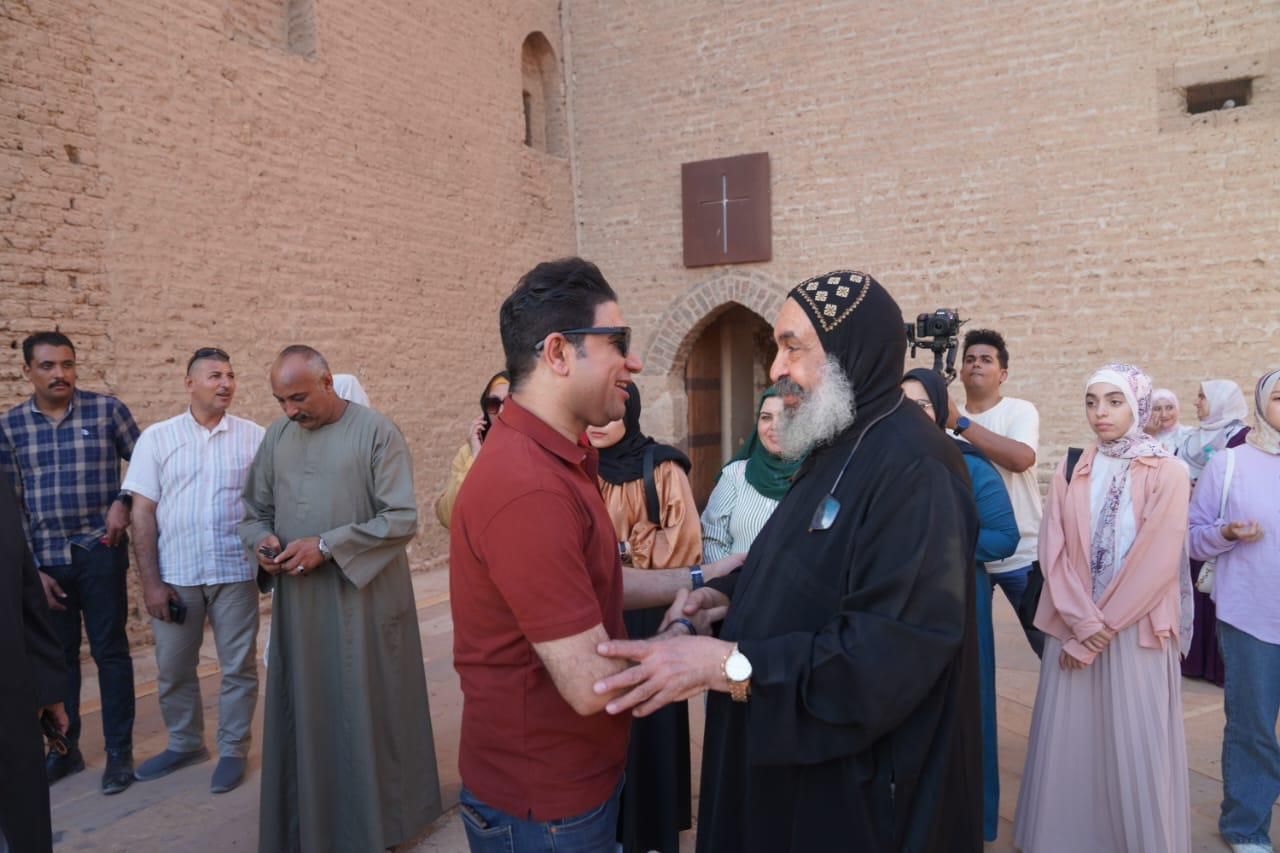 جولة تاريخية.. نائب محافظ سوهاج يصطحب 300 شاب وفتاة لزيارة أعرق الأديرة القبطية - الخليج الان