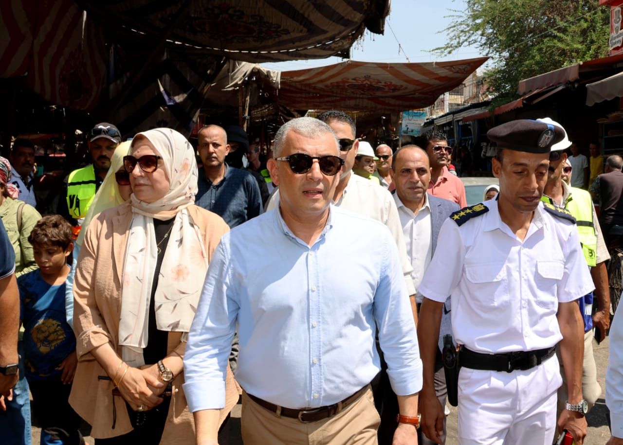 محافظ الإسماعيلية في جولة مفاجئة بسوق الجمعة: "سلامة الناس وأكل عيشهم أهم" - الخليج الان