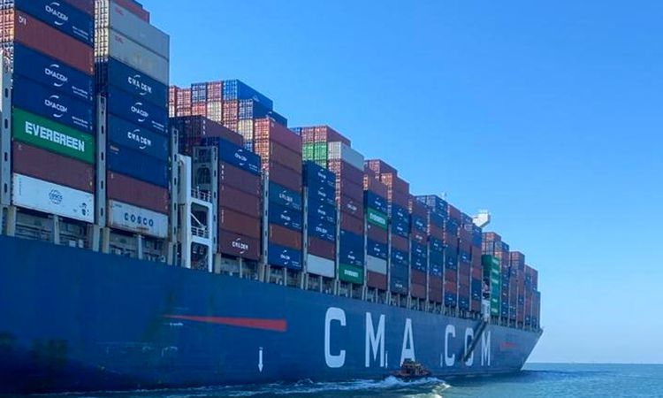 نائب رئيس الوزراء الروسي يصل مصر لبحث إنشاء منطقة صناعية بقناة السويس