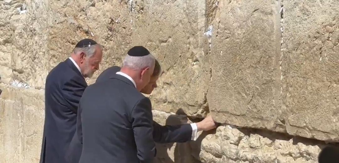 «برفقة نتنياهو».. وزير الخارجية الأمريكي يصلي عند حائط البراق في القدس|صور - الخليج الان