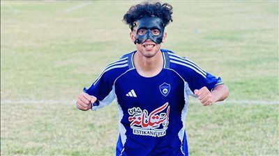 تعرف علي سر إرتداء عبدالله عرفة ظهير أيمن دمياط للقناع في المباريات - الخليج الان