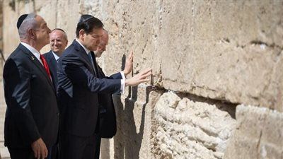 «برفقة نتنياهو».. وزير الخارجية الأمريكي يصلي عند حائط البراق في القدس|صور - الخليج الان