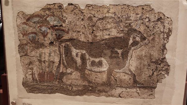 المتحف المصري يعيد الحياة لملامح قصر أمنحتب الثالث بلوحة نادرة تصور ثورًا وسط بردي الملقطة