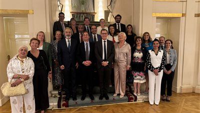 السفير الفرنسي بالقاهرة يجمع نواب البرلمان والشيوخ على مائدة عشاء وسط تضامن مع غزة - الخليج الان