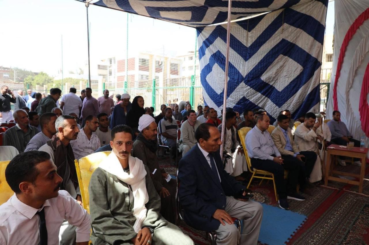 خلال جولته الميدانية بمركز ملوي.. محافظ المنيا يستمع لمطالب الأهالي بقرية قلندول - الخليج الان