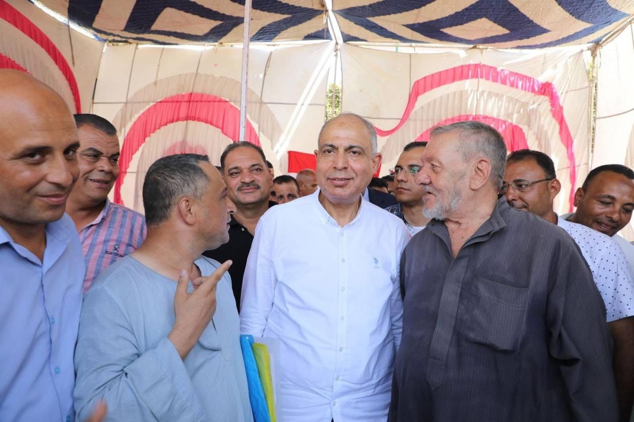 خلال جولته الميدانية بمركز ملوي.. محافظ المنيا يستمع لمطالب الأهالي بقرية قلندول - الخليج الان