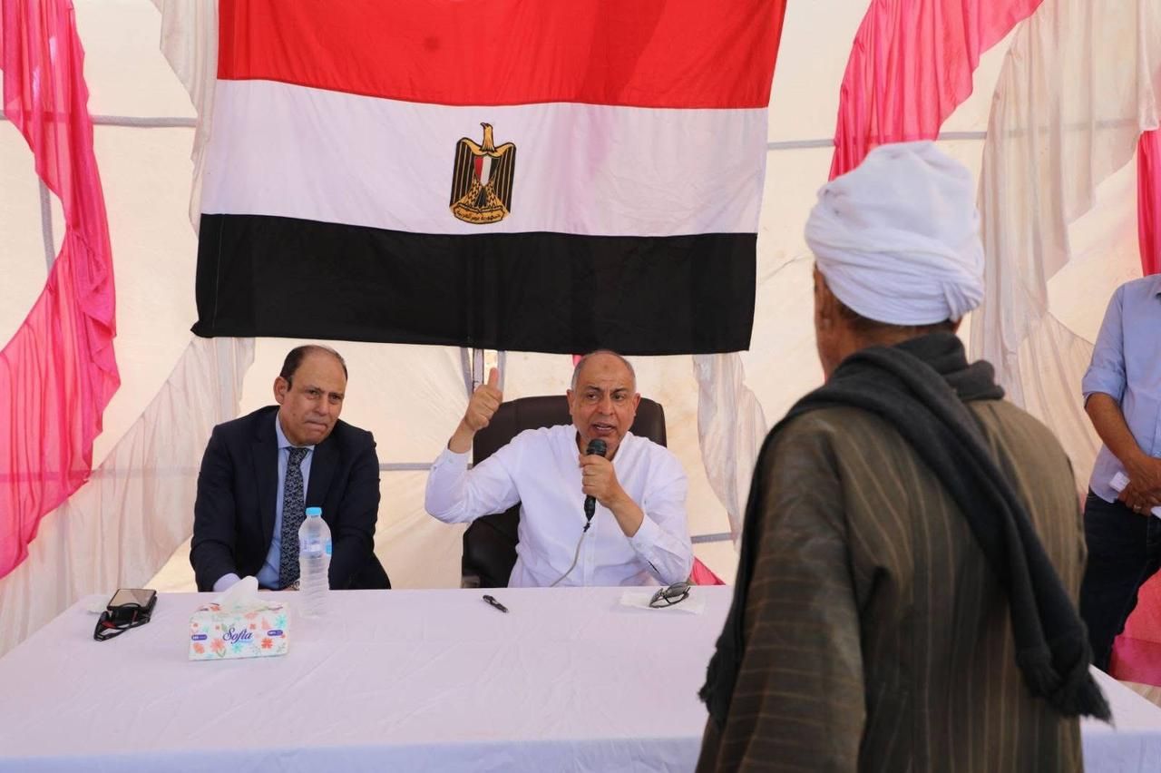 خلال جولته الميدانية بمركز ملوي.. محافظ المنيا يستمع لمطالب الأهالي بقرية قلندول - الخليج الان