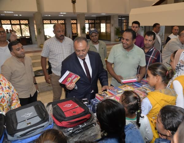 محافظ أسيوط يوزع 350 حقيبة مدرسية على الأسر الأولى بالرعاية بمنفلوط استعدادًا للعام الدراسي الجديد - الخليج الان