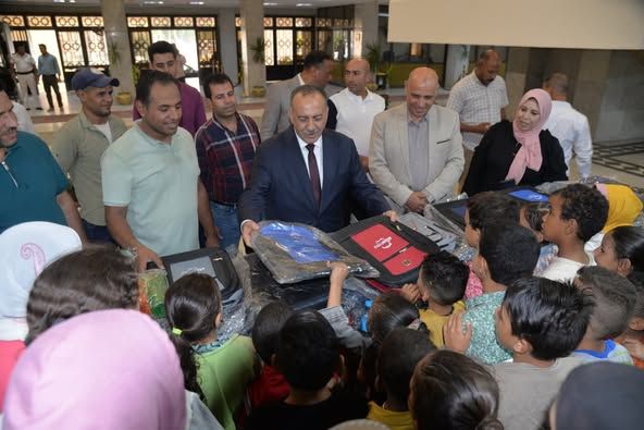 محافظ أسيوط يوزع 350 حقيبة مدرسية على الأسر الأولى بالرعاية بمنفلوط استعدادًا للعام الدراسي الجديد - الخليج الان