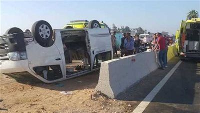 إصابة 10 أشخاص في حادث انقـ ـلاب سيارة ميكروباص بطريق أسيوط الغربي - الخليج الان