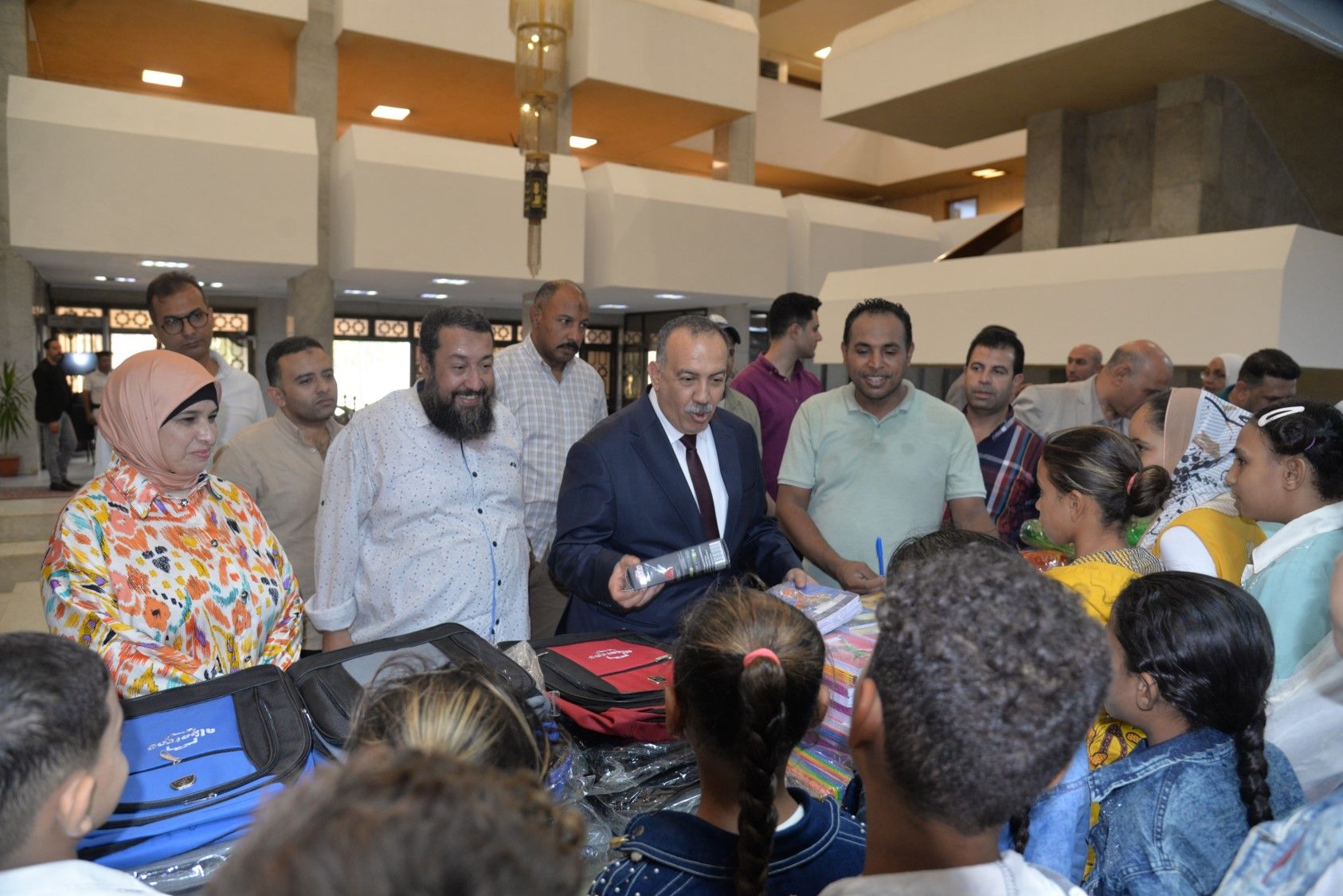 محافظ أسيوط يوزع 350 حقيبة مدرسية على الأسر الأولى بالرعاية بمنفلوط استعدادًا للعام الدراسي الجديد - الخليج الان