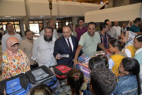 محافظ أسيوط يوزع 350 حقيبة مدرسية على الأسر الأولى بالرعاية بمنفلوط استعدادًا للعام الدراسي الجديد - الخليج الان