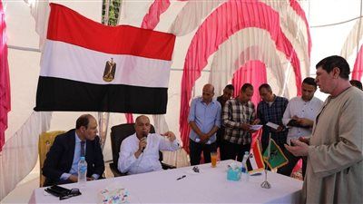خلال جولته الميدانية بمركز ملوي.. محافظ المنيا يستمع لمطالب الأهالي بقرية قلندول - الخليج الان