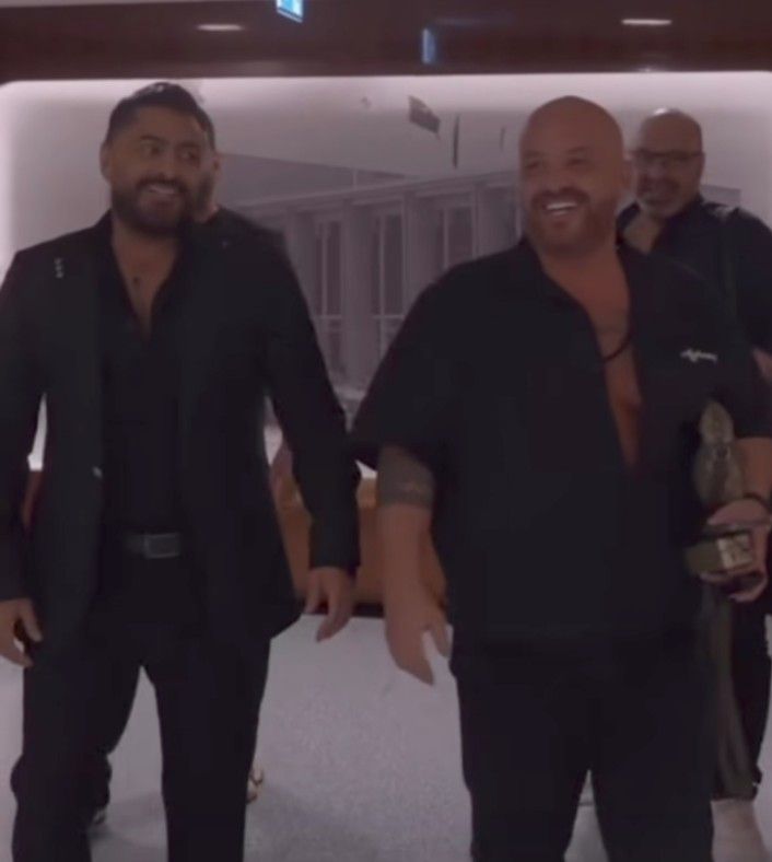 أول ظهور لـ تامر حسني بعد تعافيه من الكسر في قدمه.. صور - الخليج الان