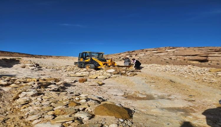 صندوق صيانة الطرق بشبوة يفتح طريق عقبة خفعه بعد تعرضها للسيول