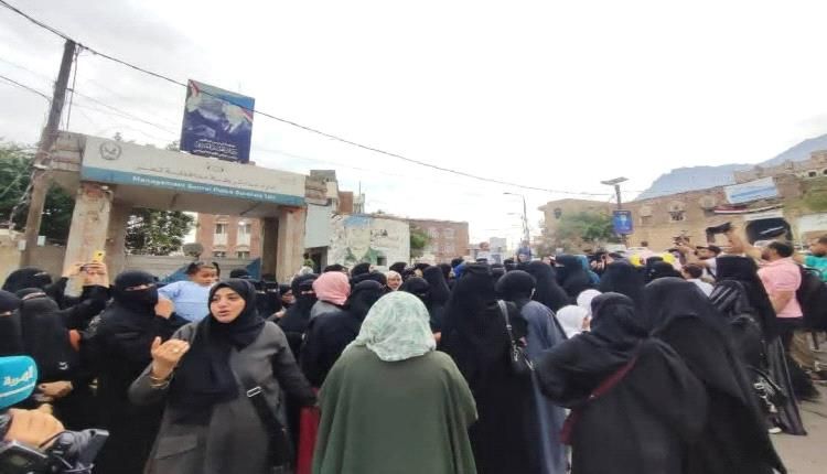 نساء تعز يعوضن غياب رجال الدولة وسط الانفلات الأمني