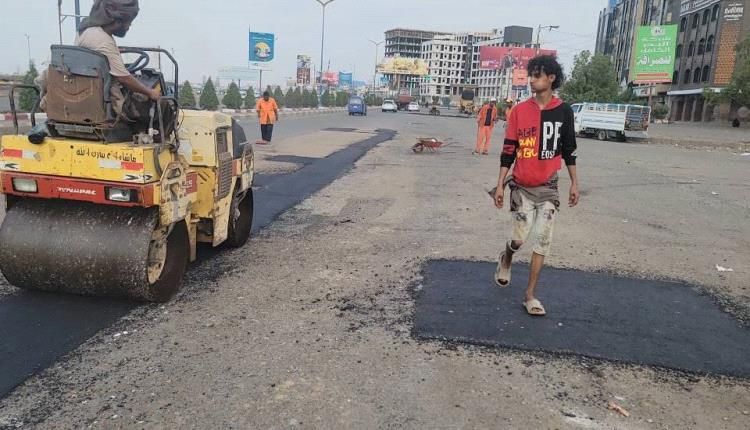 منصورة عدن تشهد إنطلاقة صيانة شاملة لشوارعها لتعزيز حركة المرور