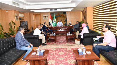 خلال لقاءه برؤساء مجالس المدن.. محافظ الفيوم يشدد على تكثيف حملات النظافة ورفع الإشغالات بمختلف أنحاء المحافظة - الخليج الان