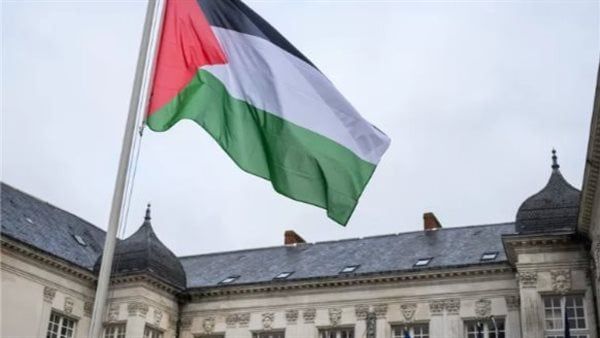 21 بلدية فرنسية ترفع العلم الفلسطيني مع استعداد باريس للاعتراف بدولة فلسطين