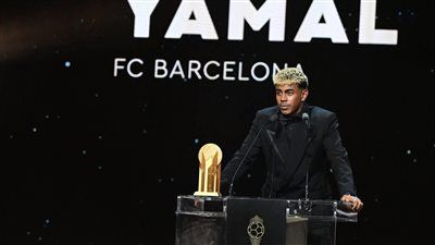 لامين يامال لاعب برشلونة يفوز بجائزة أفضل لاعب شاب في العالم - الخليج الان