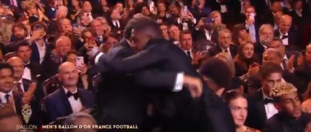 صور.. رد فعل رافينيا ولامين على تتويج ديمبلي بالكرة الذهبية