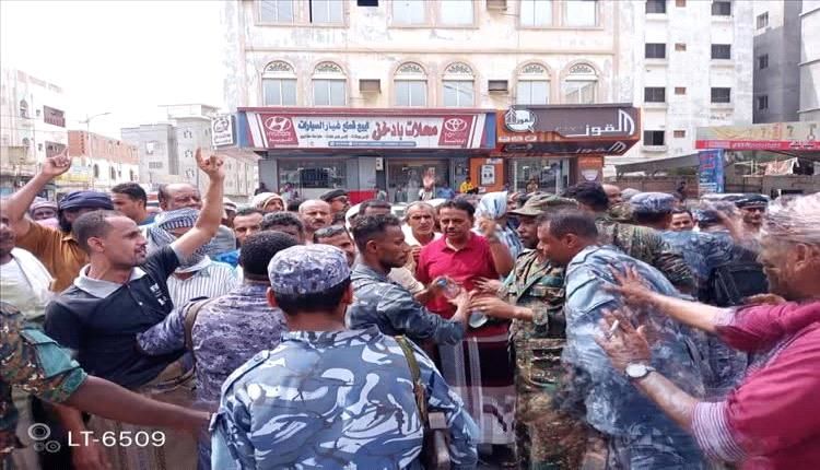 في خطوة استنكرها الجميع السلطة تستعين بالأمن لقمع المعلمين في المكلا